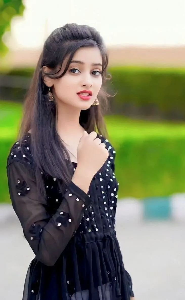 attitude girls dp, charismatic personality girl, displaying attitude image